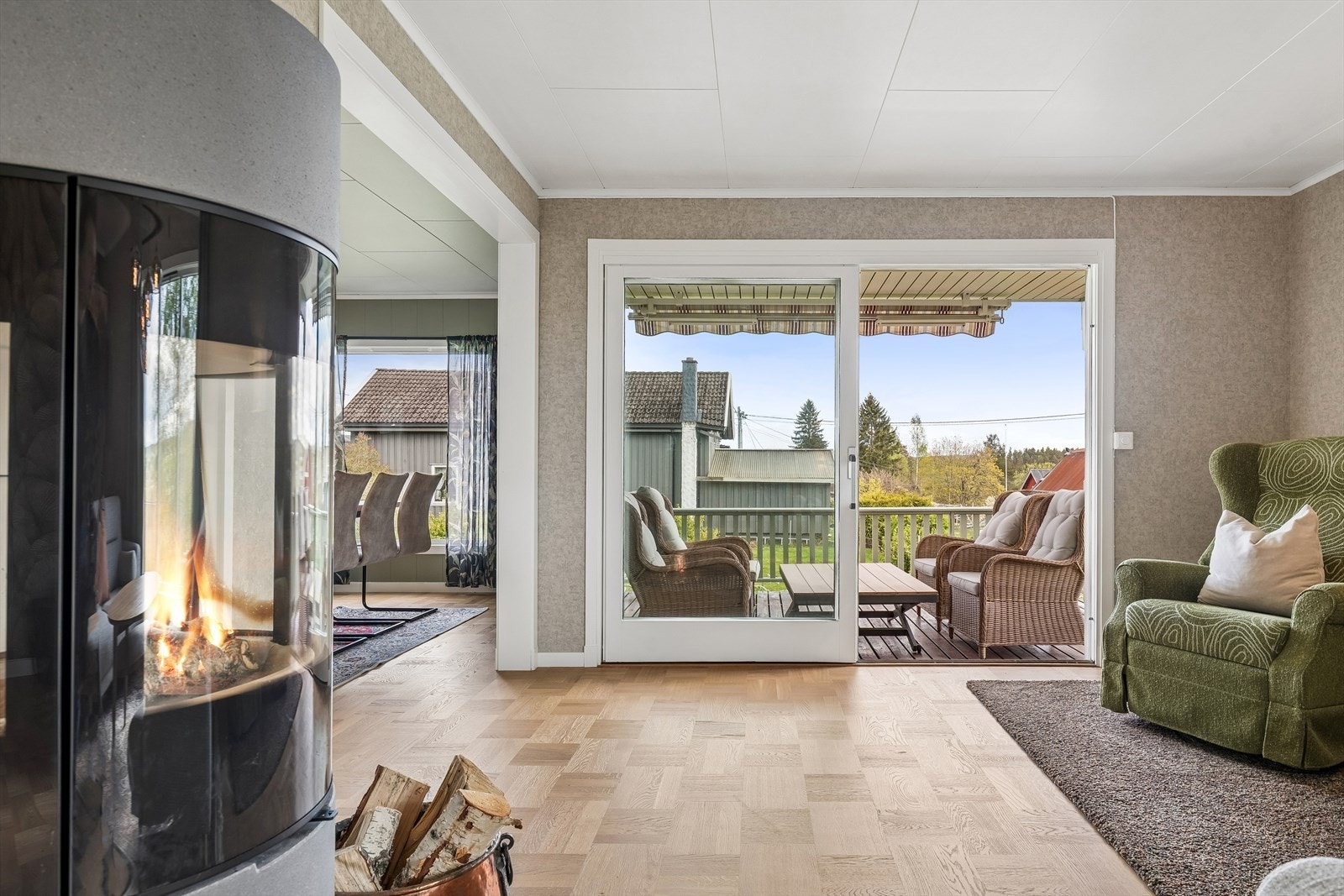 Fra stuen er det direkte utgang til verandaen via en hev- og skyvedør i tre. Galleribilde