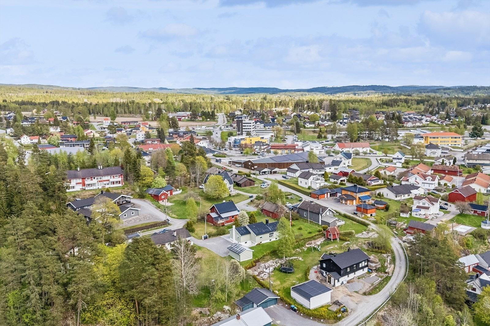 Fra boligen er det gangavstand til Skotterud sentrum, med blant annet Kiwi dagligvarebutikk og bussholdeplass. Galleribilde