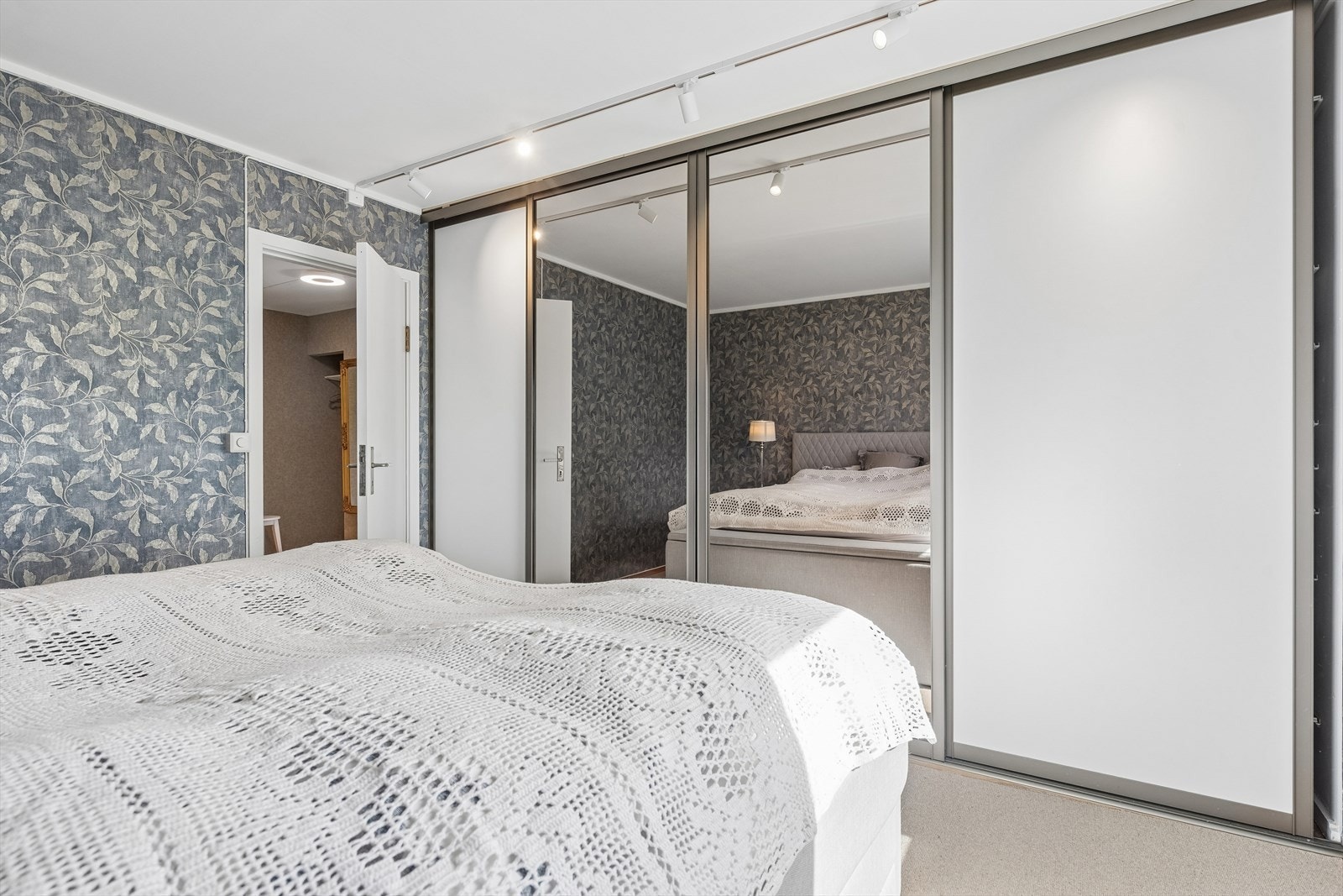 Rommet har en stor skyvedørsgarderobe med speilfronter. Galleribilde