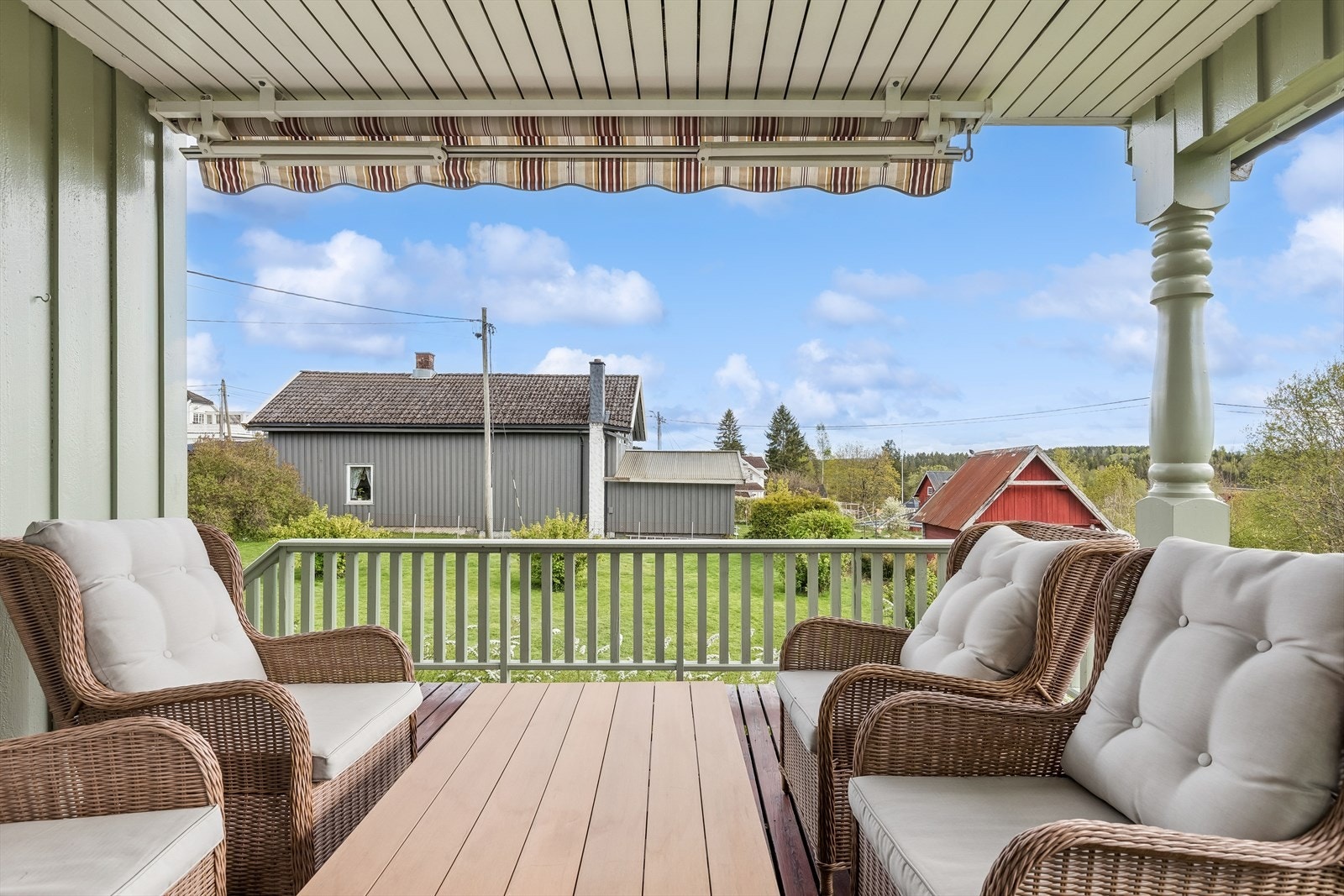 Overbygget veranda med adkomst fra stuen og trapp ned til hagen. Galleribilde