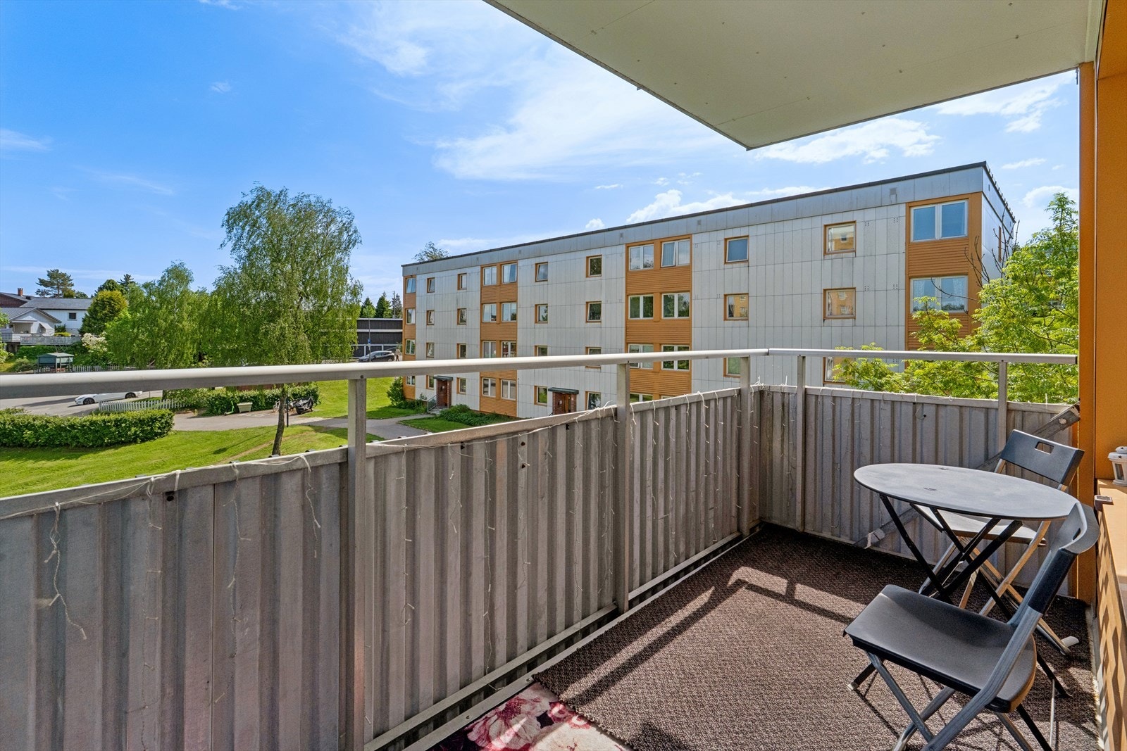 Fra stuen er det utgang til en sørøstvendt balkong på 6,6 m² med utsyn over de grønne fellesarealene. Galleribilde