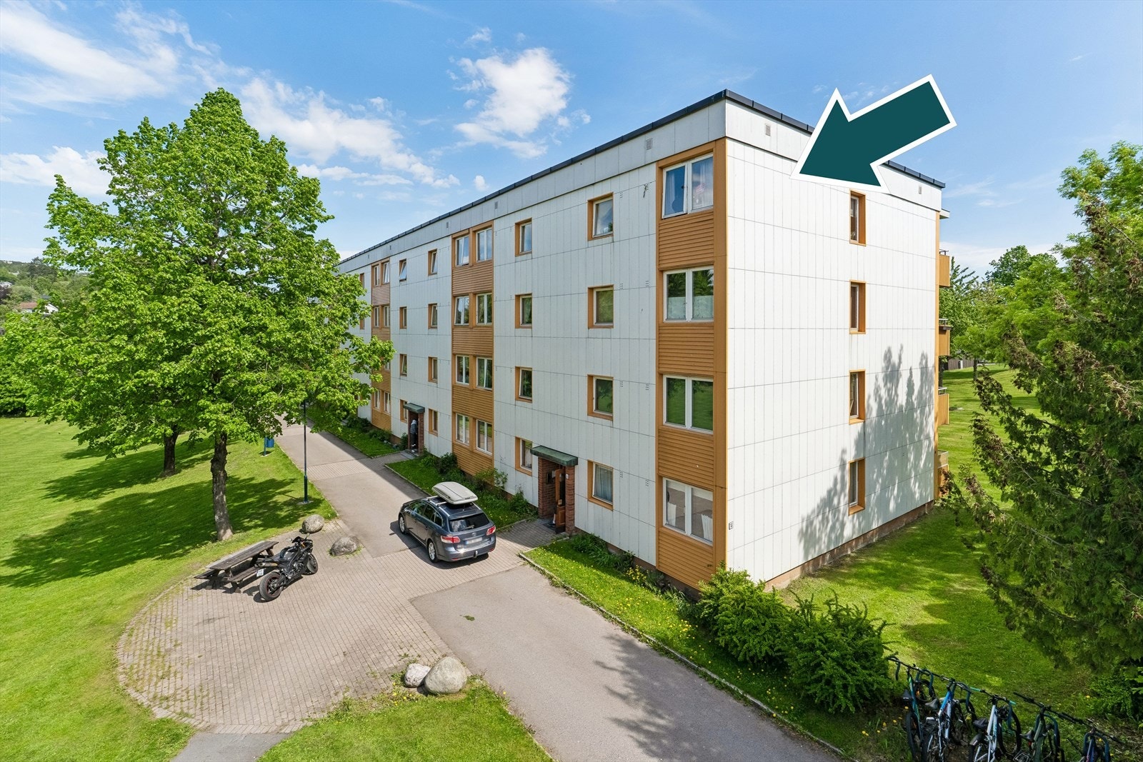 Leiligheten ligger usjenert til som toppleilighet på hjørnet av bygget, med vinduer på tre sider. Galleribilde