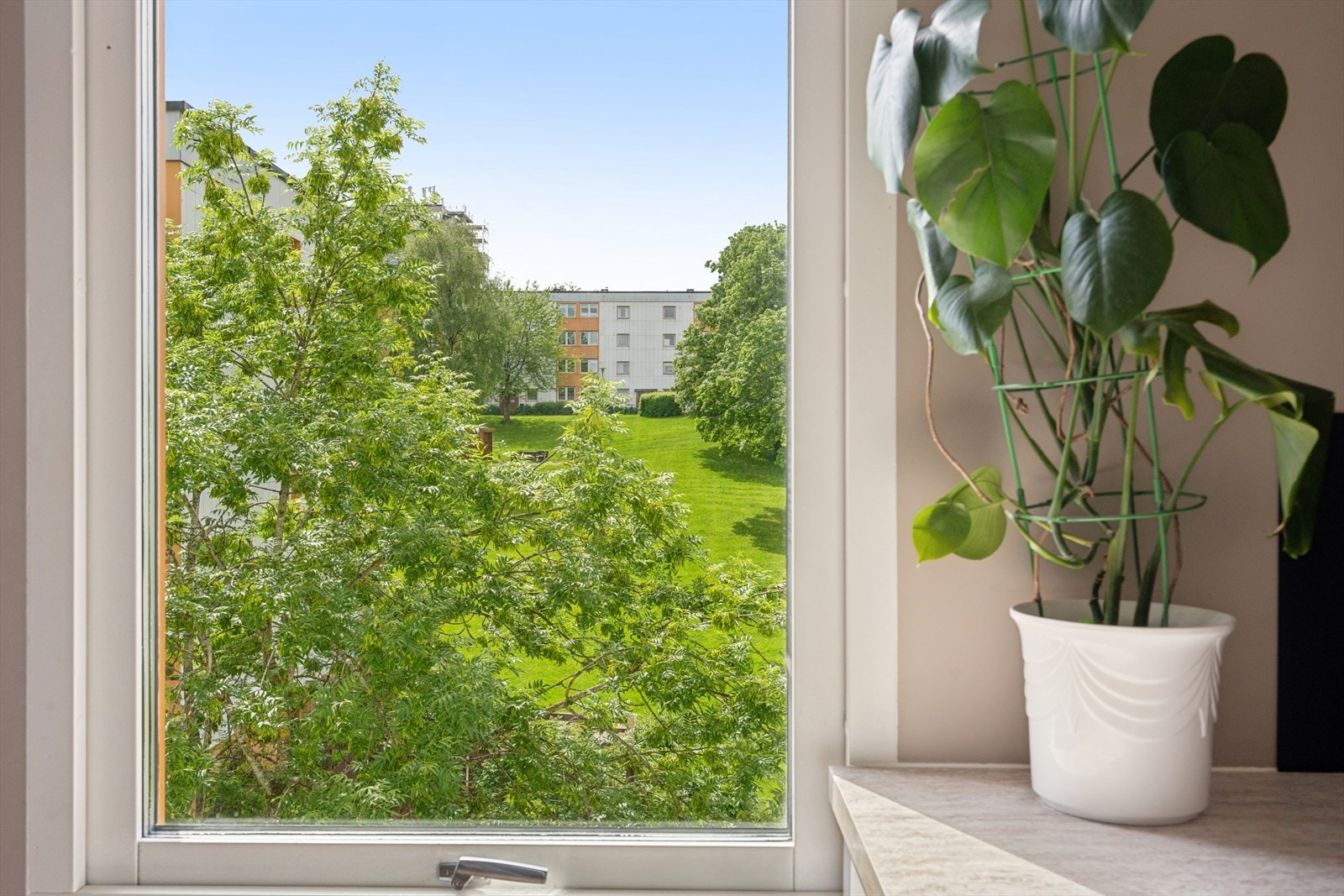Fra kjøkkenvinduet er det et hyggelig utsyn mot de grønne fellesområdene. Galleribilde