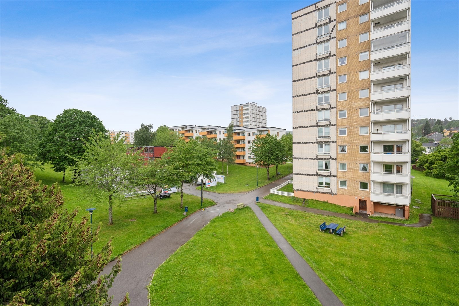Området er kjent for å være svært barnevennlig og byr på en unik kombinasjon av rolige, grønne omgivelser og kort vei til et bredt utvalg av fasiliteter og servicetilbud. Galleribilde