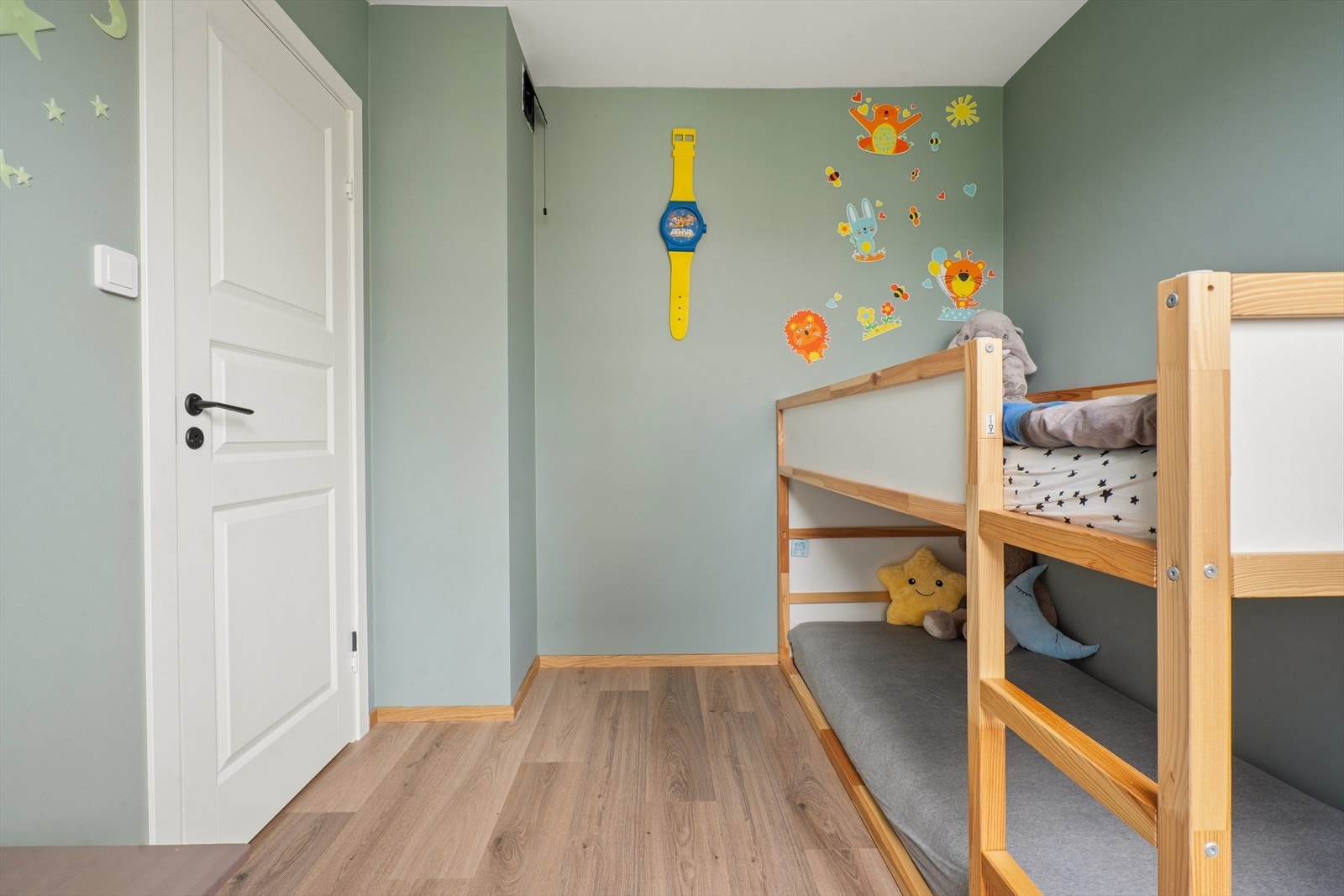 Det er gjennomgående bruk av tidsriktige farger og materialvalg. Galleribilde