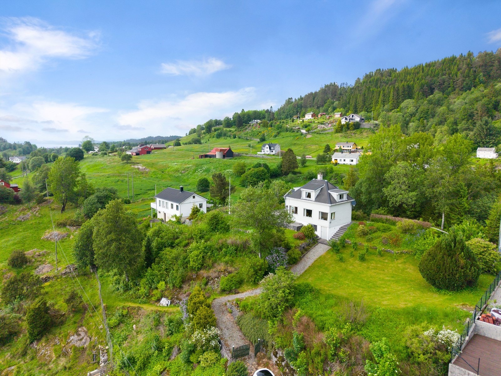 Området er preget av spredt bebyggelse og aktivt gårdsbruk, som gir en fredelig atmosfære. Galleribilde