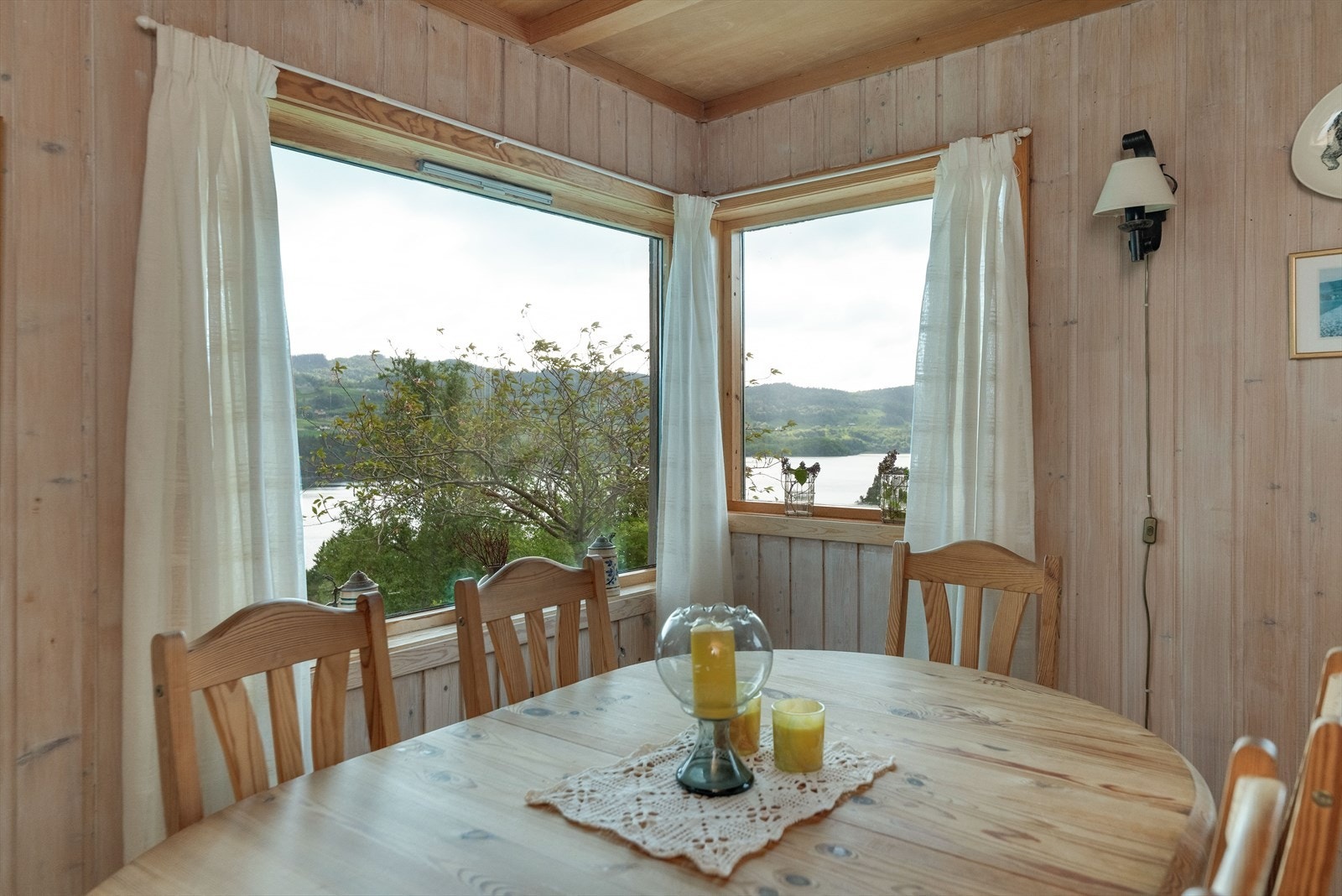 Spisestuen er et naturlig samlingspunkt med utsikt mot vannet. Galleribilde