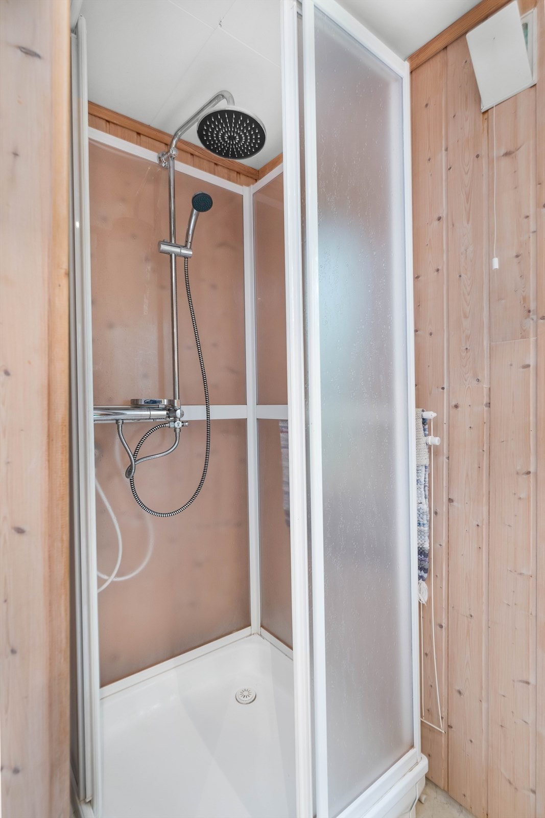 Praktisk dusjkabinett på badet. Galleribilde