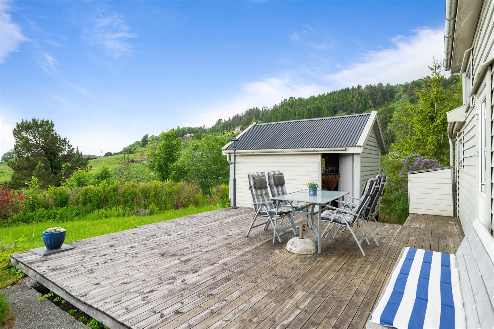 Fra terrassen er det enkel adkomst til både boden og hagen. Galleribilde