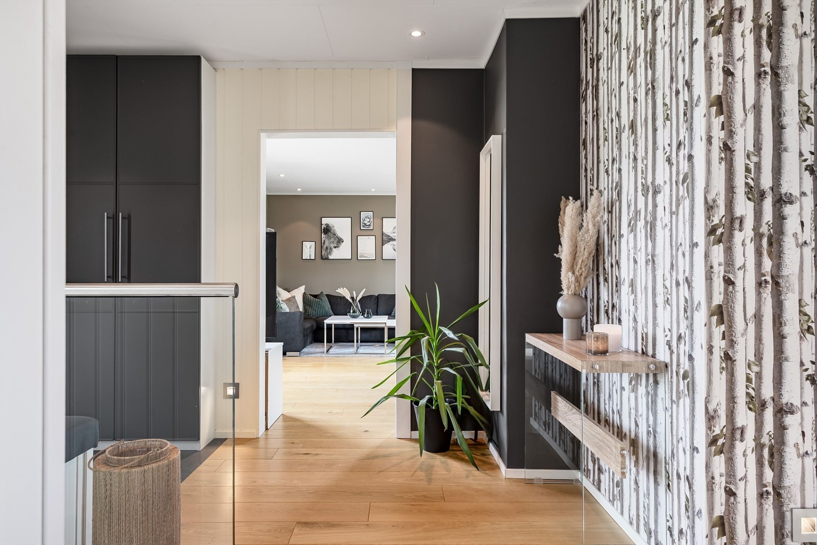 Gangen har god standard med enstavs parkett på gulv, downlights i himlingen og overflater med lyse panelplater, glatte malte overflater og tapet. Galleribilde