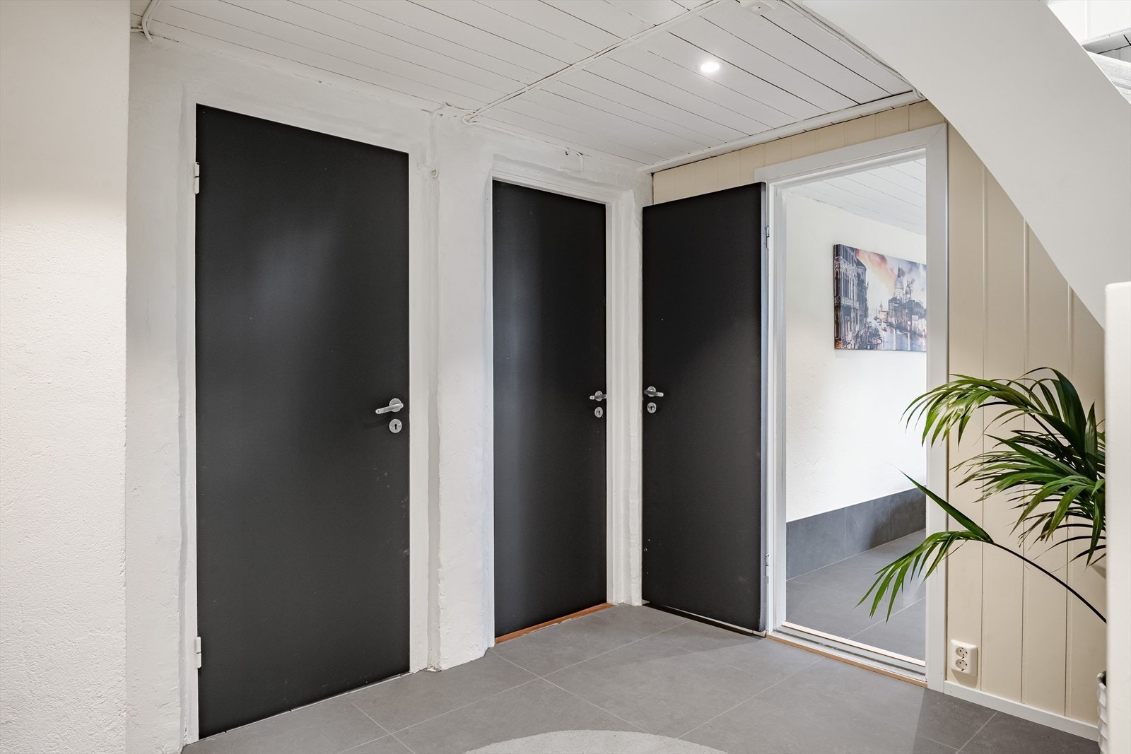 Fra gangen er det adkomst til soverom, et romslig lagerrom og vaskerom. Galleribilde