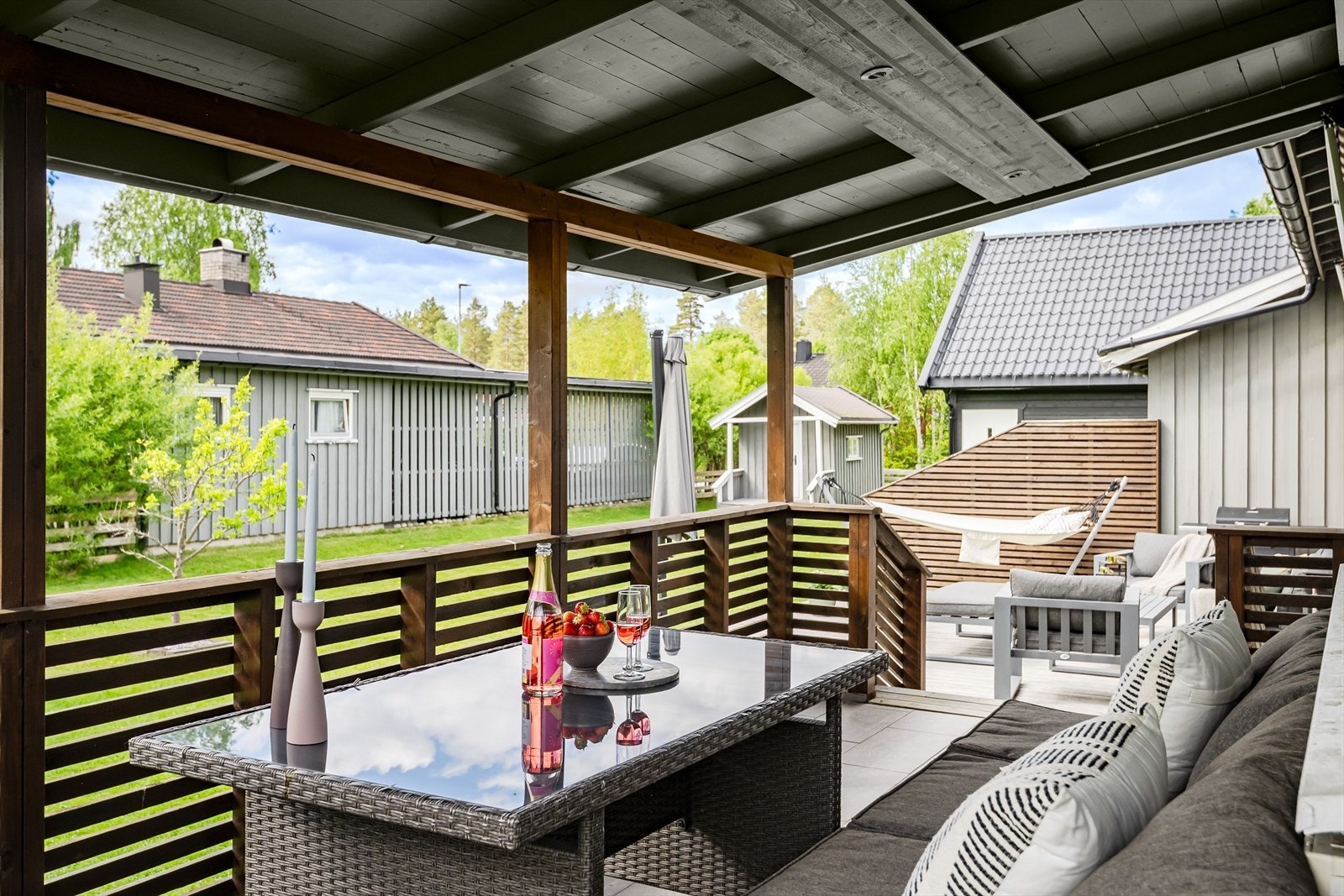 Fra stuen har du utgang til en flott overbygget terrasse på ca. 13m². Terrassen har flislagt dekke, god plass til sittegruppe og innfelte downlights i himlingen. Galleribilde