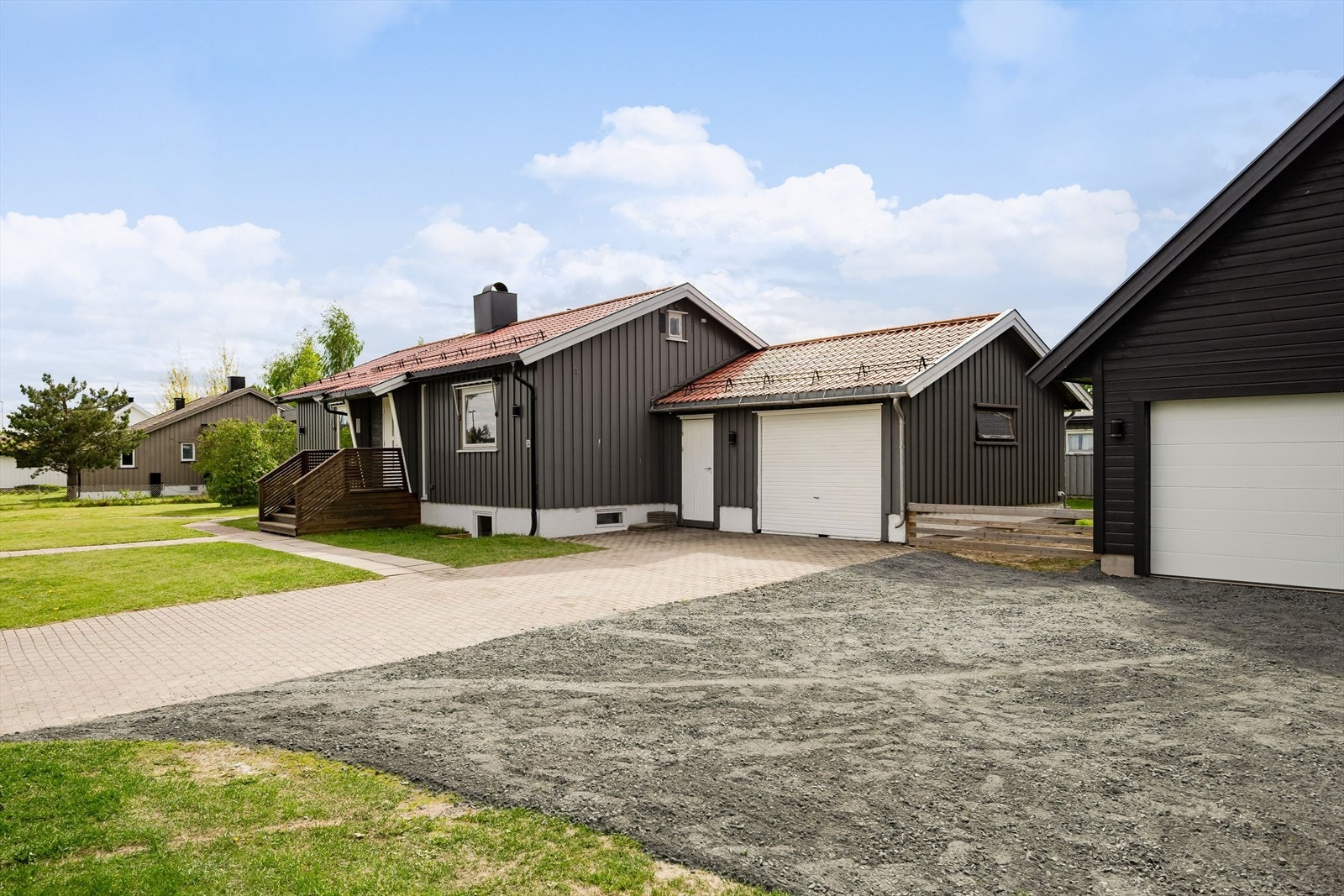 Boligen har inntilbygget garasje på 16m² og inntilbygget lagerrom på 10m². Garasje har montert vippeport og innlagt strøm. Galleribilde