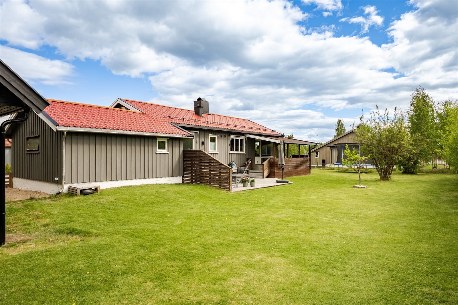 Stor og solrik hage som er pent opparbeidet med plen, beplantning og en koselig lekestue. Her er det god boltringsplass for både to- og firebeinte! Galleribilde