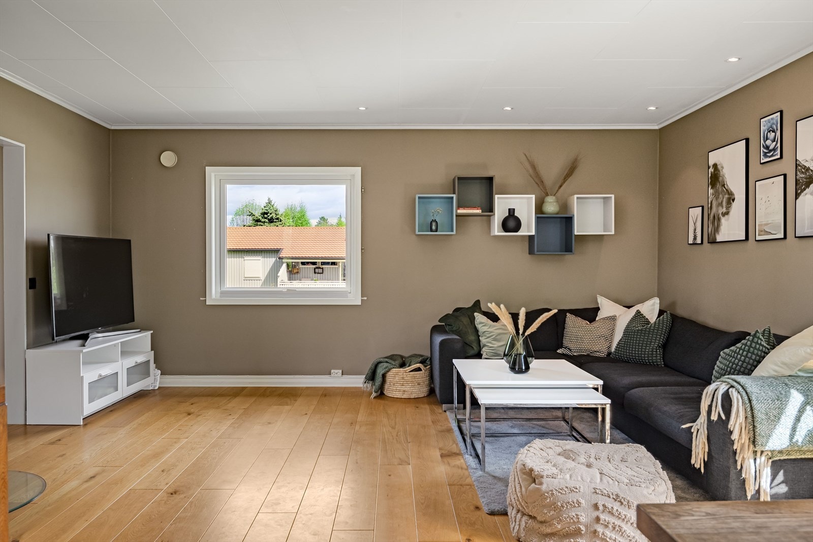 God standard med pen enstavs parkett på gulv, glatte overflater malt i en fin varm farge og downlights i himlingen. Galleribilde