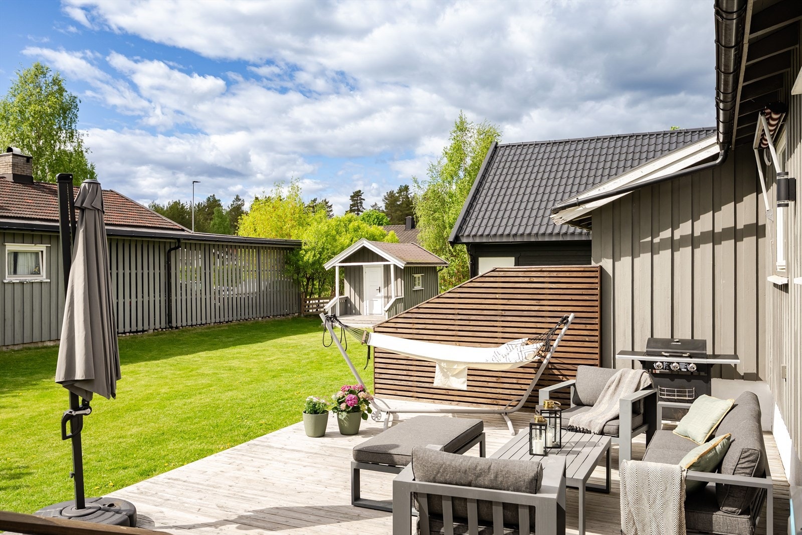 Fra terrassen er det videre adkomst til en stor og åpen terrasse på ca. 36m². Galleribilde