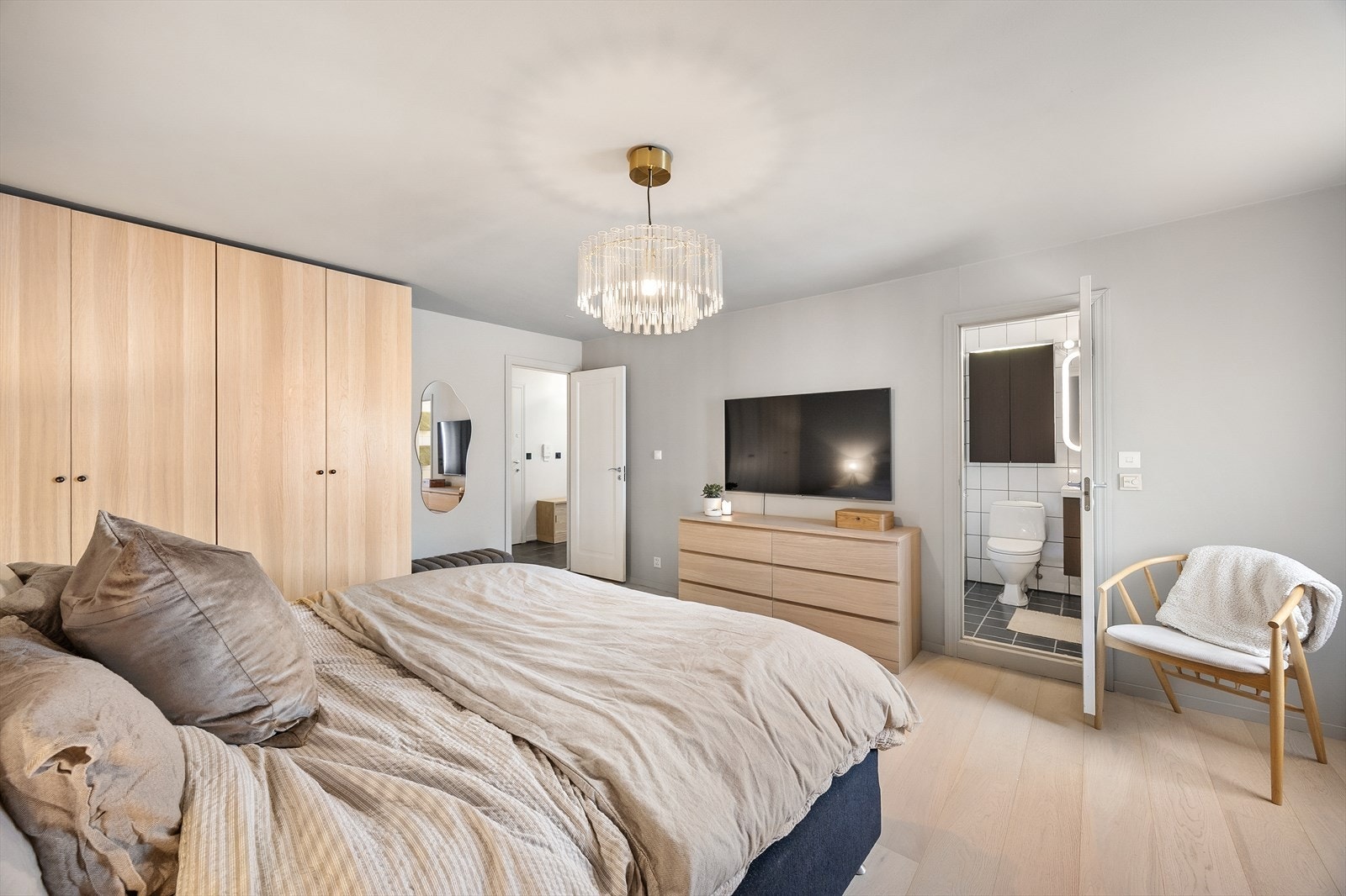 Inn til eget bad fra soverom. Galleribilde