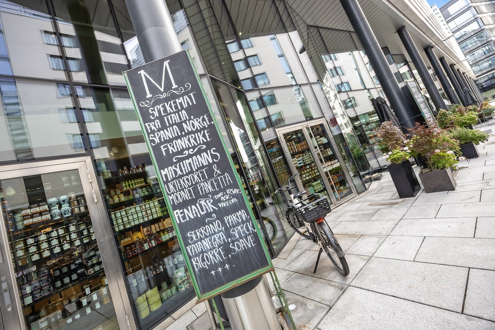 Ca. 800 meter til den populære delikatessebutikken, Maschmanns Matmarked i Karenslyst allé. Galleribilde