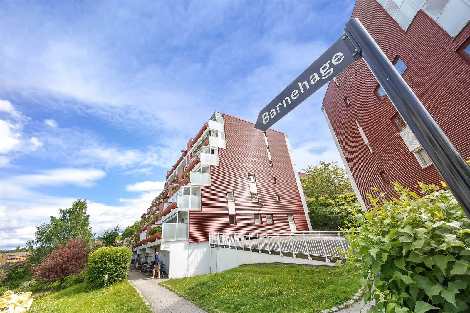 Andelseiere i borettslaget har fortrinnsrett i Hoffsgrenda barnehage. Barnehagen er forbeholdt barn i borettslaget, men kan ta inn eksterne barn ved ledig plass. Galleribilde