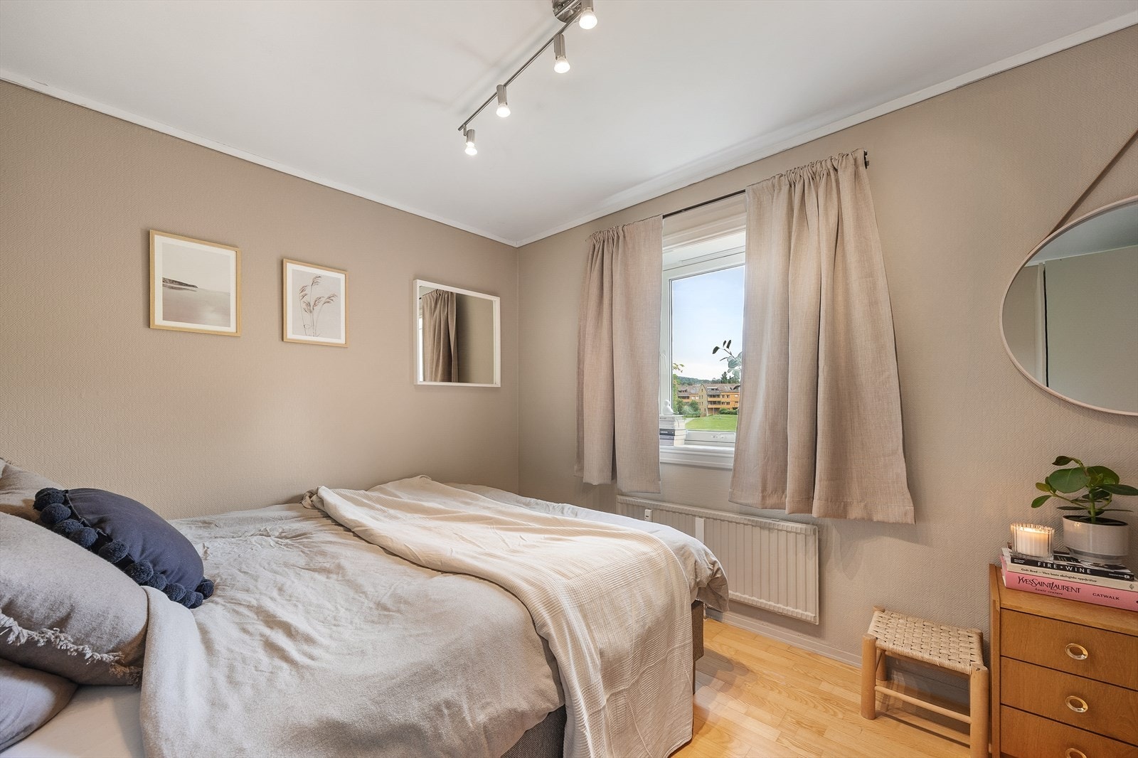 Soverom 2 med plass til dobbeltseng og garderobe. Galleribilde