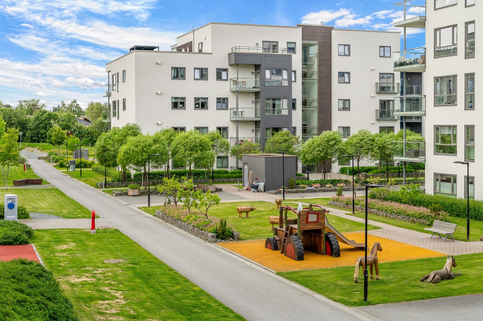 Fellesområdene er tilrettelagt for barnefamilier med flere lekeplasser. Galleribilde
