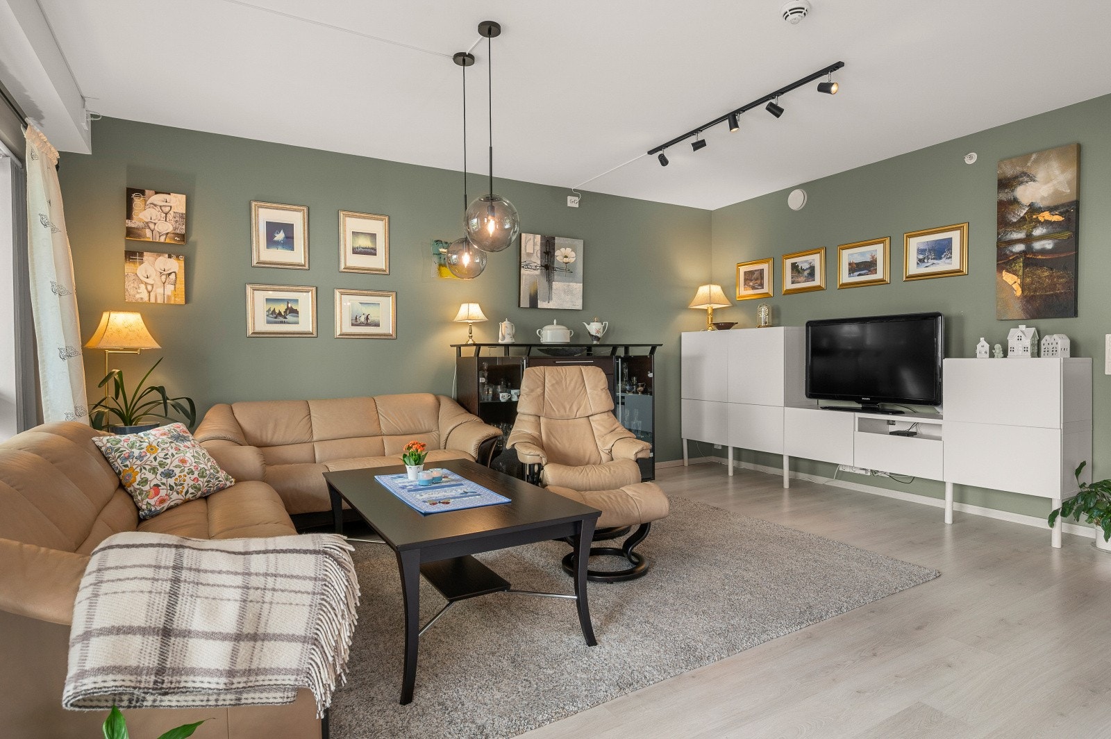 Leiligheten varmes opp med radiatorer tilknyttet vannbåren varme. Galleribilde