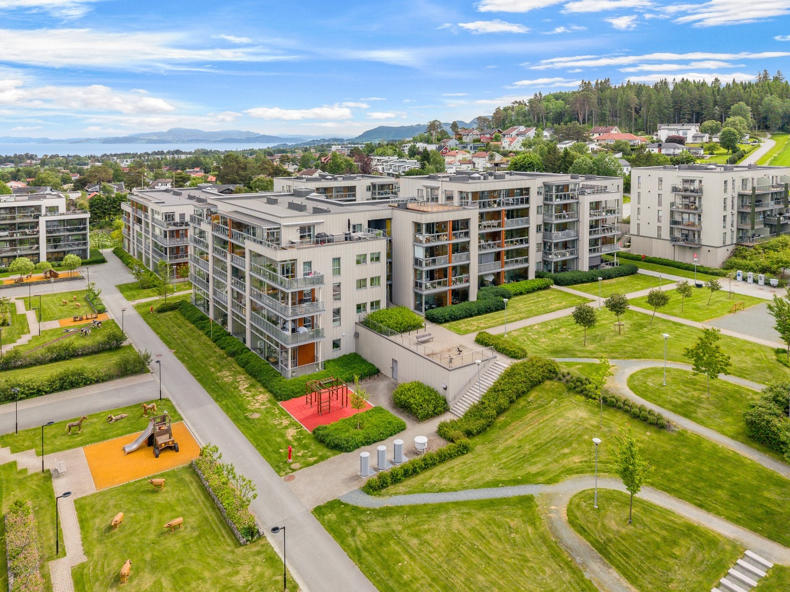 Boligen har en sentral, men likevel tilbaketrukket beliggenhet i området. Galleribilde