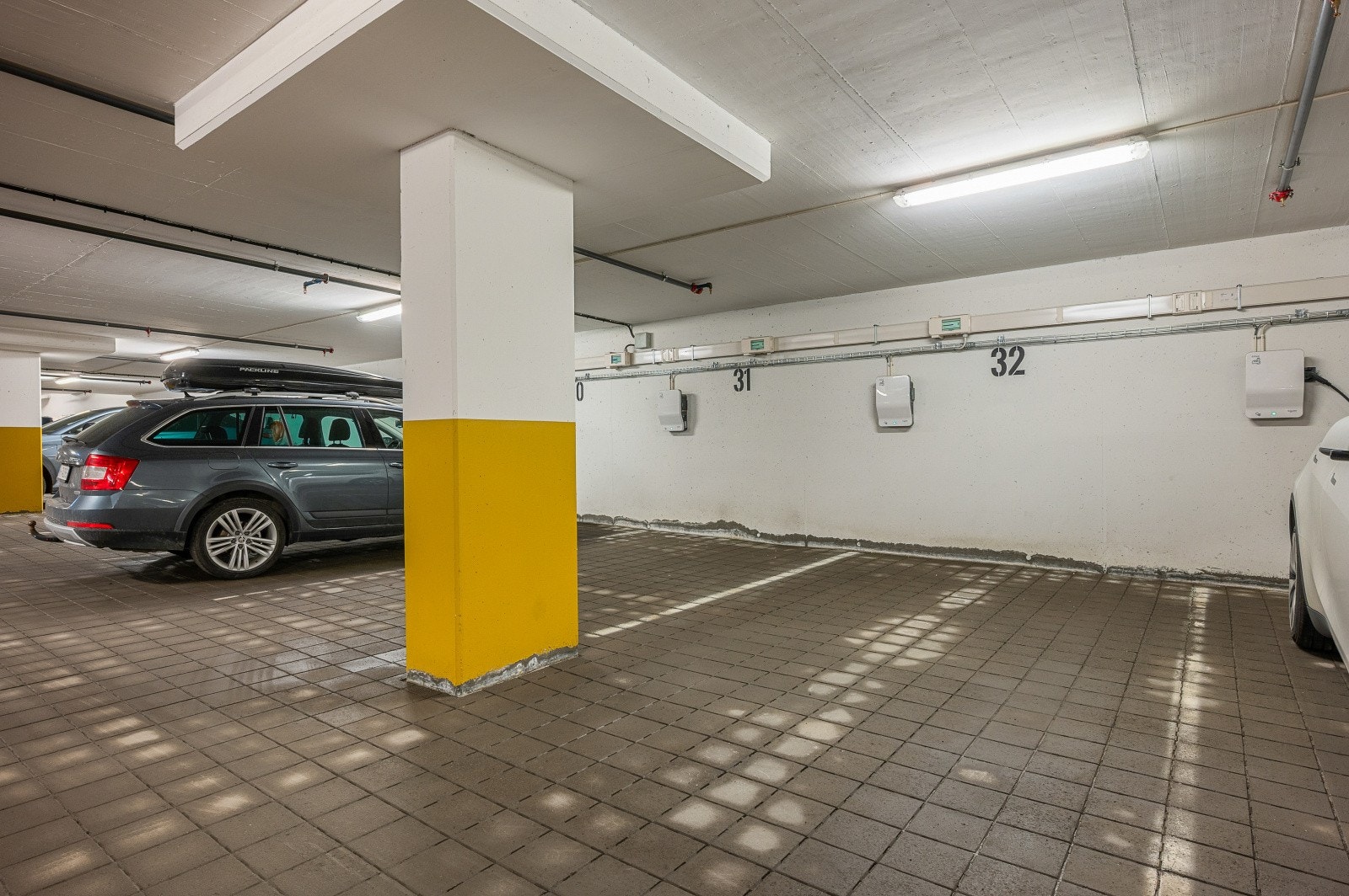Det medfølger en fast parkeringsplass i felles garasjeanlegg, med tilgang til elbillader. Galleribilde