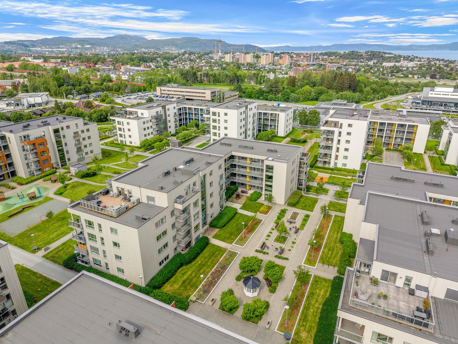 Strinda Hageby er et helhetlig boligprosjekt med en gjennomtenkt arkitektur og grønne lunger mellom byggene. Galleribilde