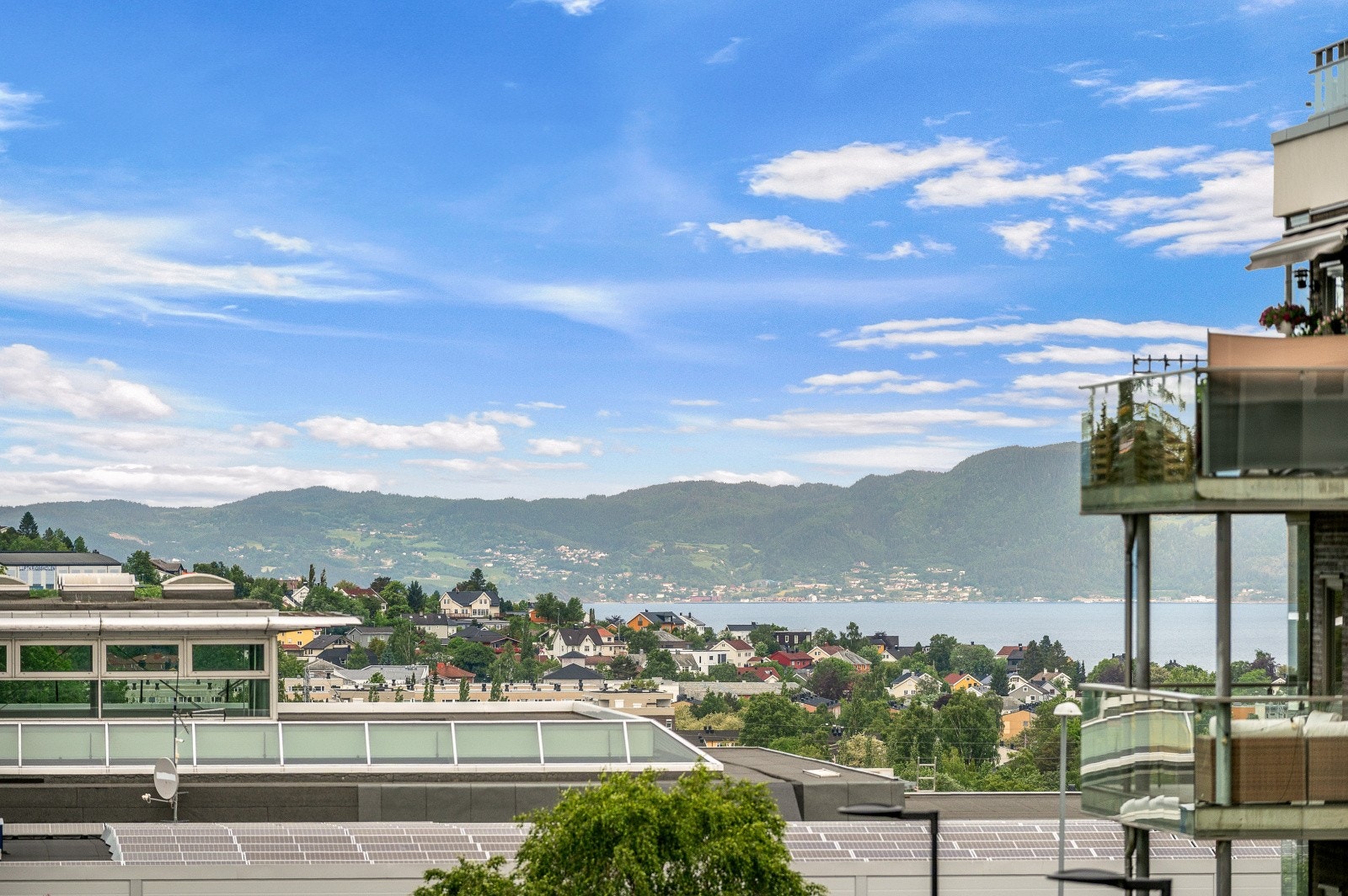 Fra balkongen er det utsyn over nærområdet og mot fjorden. Galleribilde