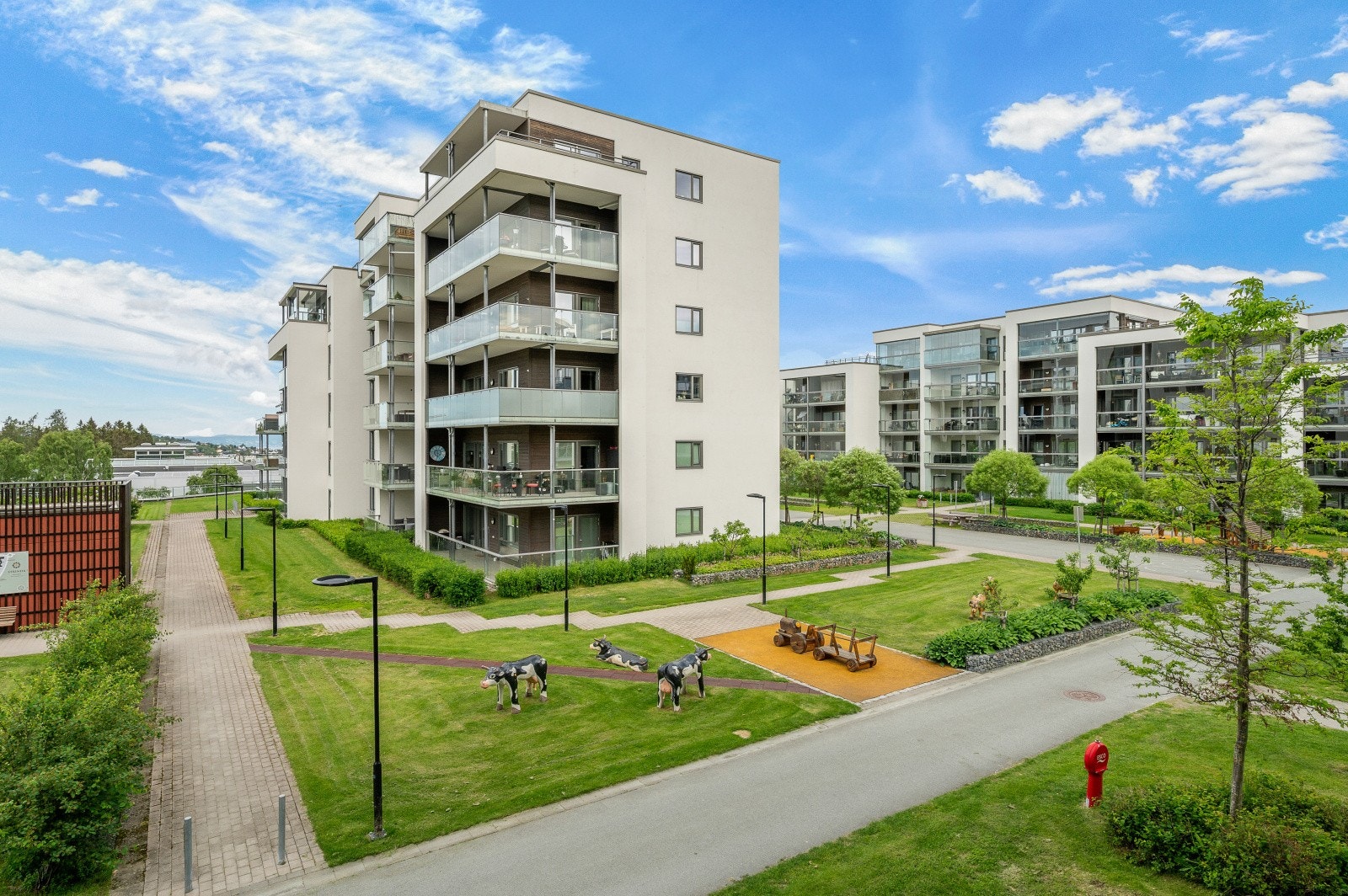 Bygget er fra 2019 og har en moderne fasade med trekledning og store glassflater. Galleribilde