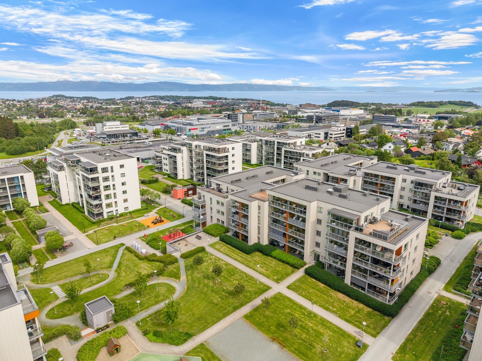 Her bor du i et moderne nabolag med store, grønne fellesområder og kort gangavstand til dagligvarebutikk. Galleribilde