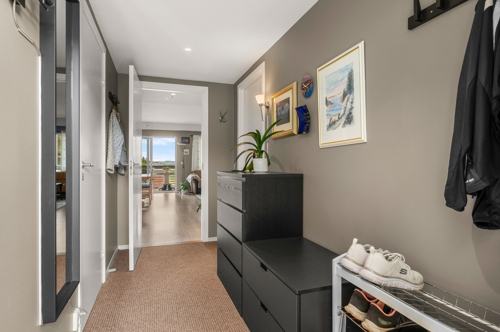 Romslig entré med god plass til oppheng av yttertøy og sko. Galleribilde