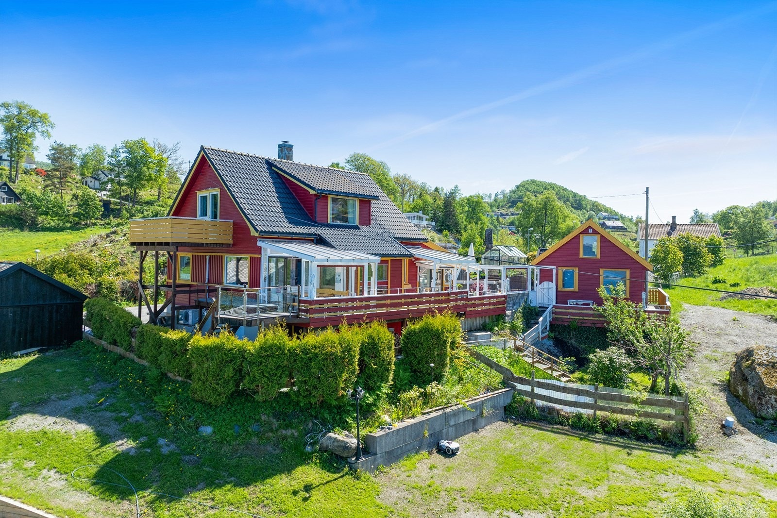 Her kan man nyte solen fra morgen til kveld - med fantastisk utsikt utover Ryfylkebassenget. Galleribilde