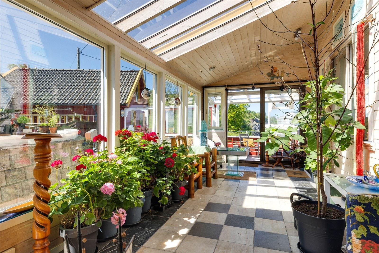 Innbydende og lys vinterhage som fungerer som et ekstra oppholdsrom store deler av året. Galleribilde