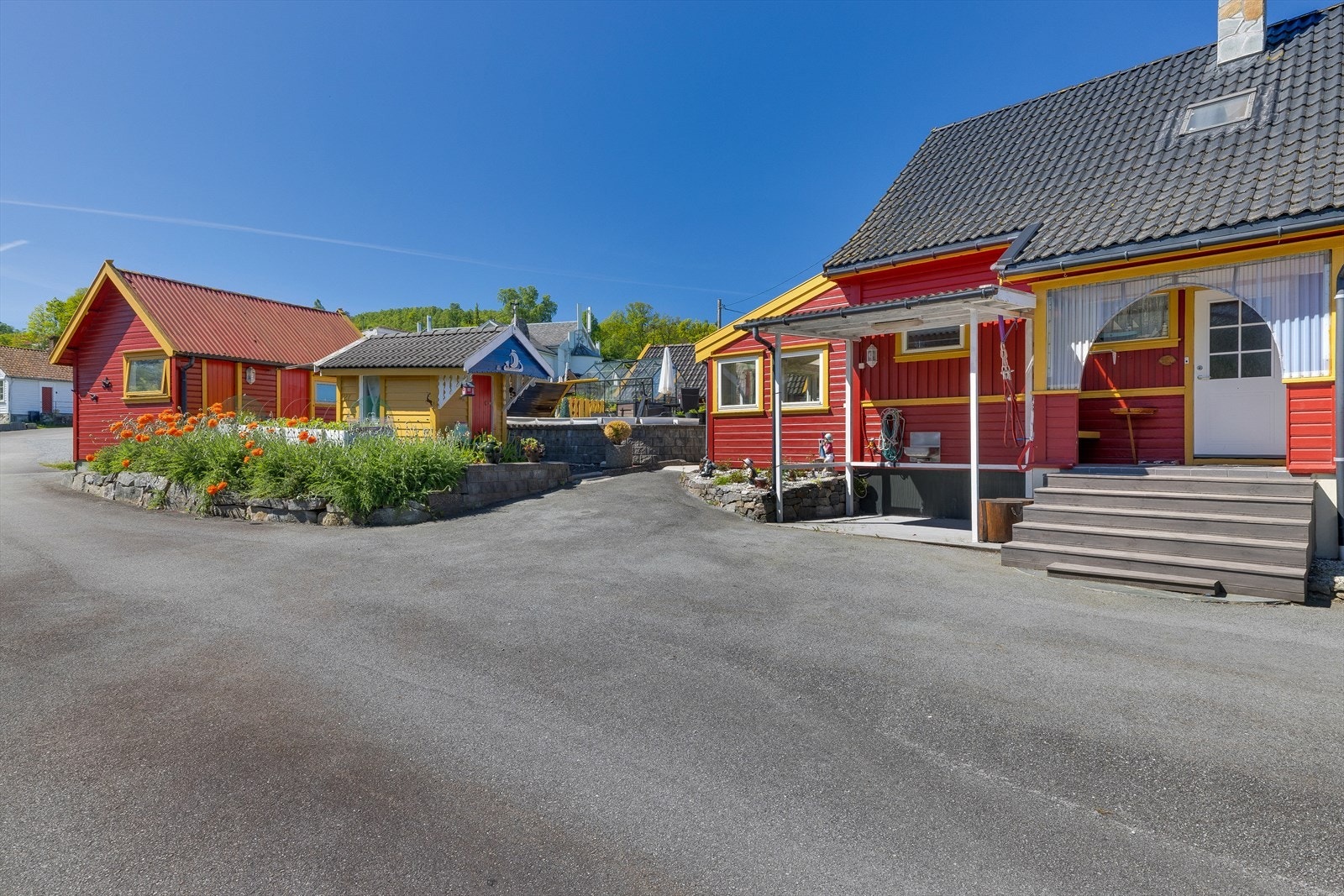 Spennende tun med gjennomført og sjarmerende uttrykk med opparbeidet uteområde og kjekke lekeplass for barn samt fine plantemuligheter både i bed og i drivhus. Galleribilde