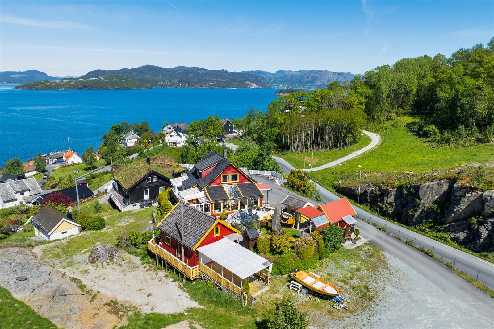 Eiendommen byr på et helt unikt uteunivers, med flere terrasser, plattinger og overbygde løsninger. Galleribilde