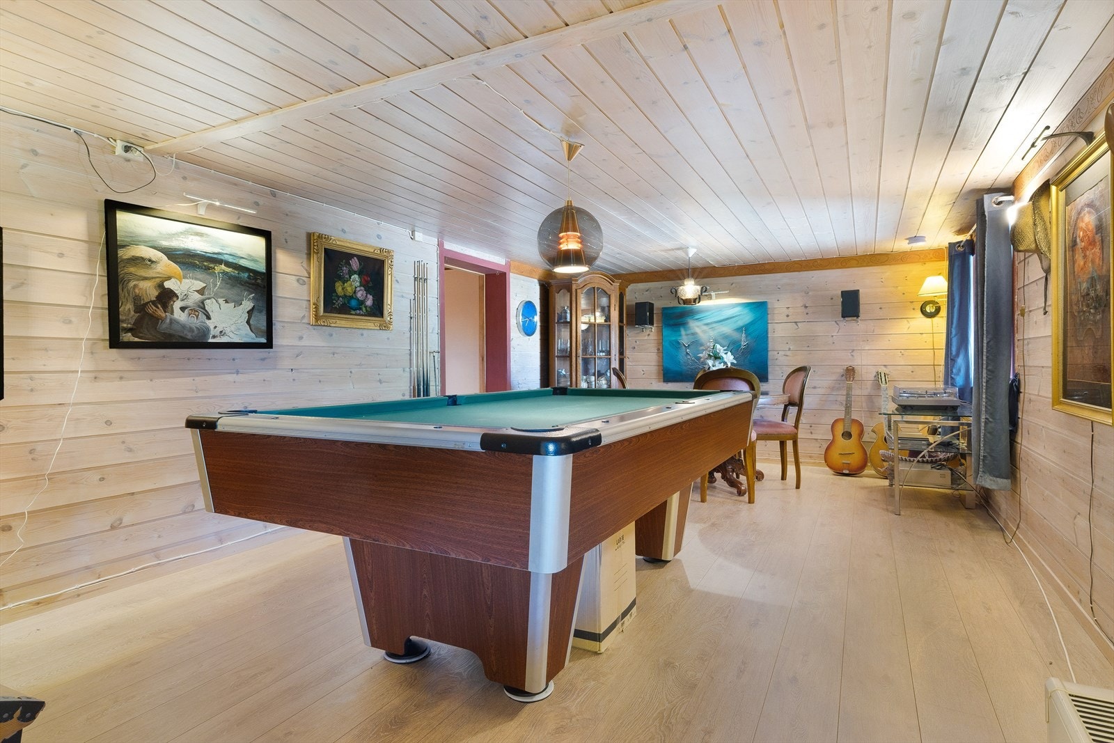 Her er det god plass til biljardbord, sittegruppe og hobbyaktiviteter. Galleribilde