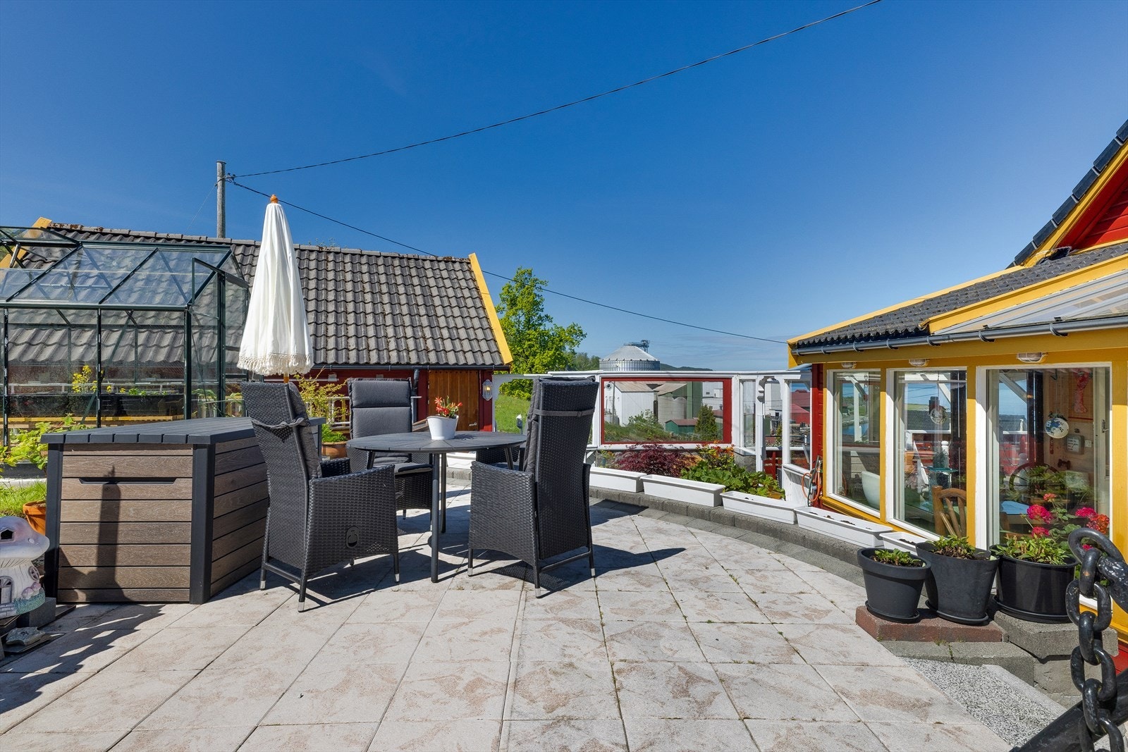 Lun uteområder med plattinger og sitteplasser. Galleribilde