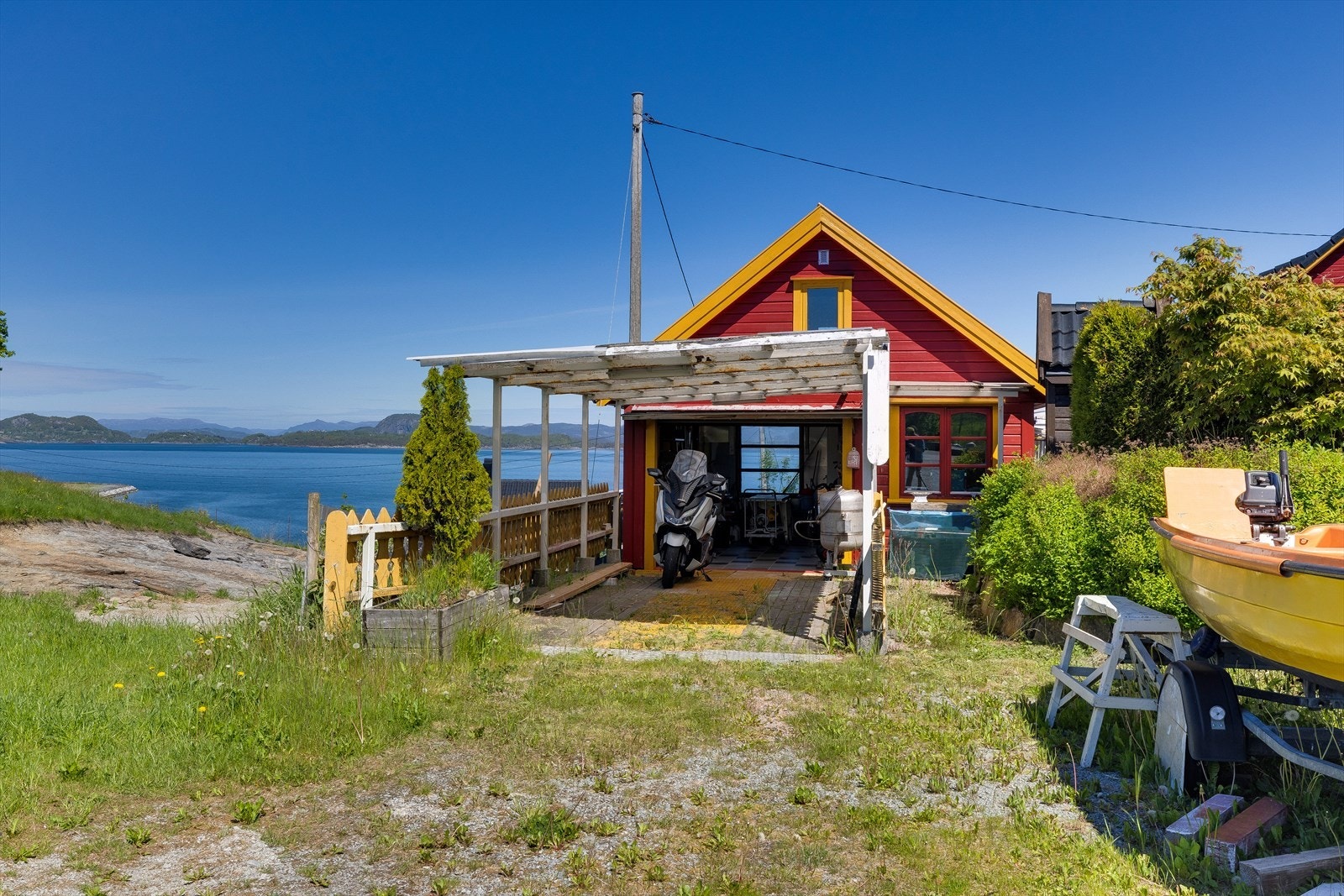 Carport/verksted med rikelig lagringsplass. Galleribilde