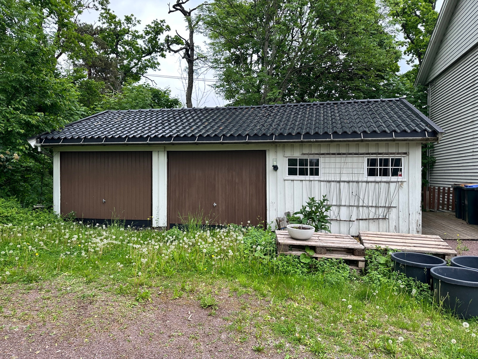 Dobbel garasje og utendørs bod Galleribilde