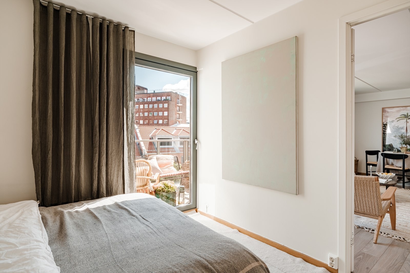 De behagelige fargetonene på veggene, kombinert med godt lysinnslipp, skaper en rolig og innbydende atmosfære som egner seg perfekt for hvile og avslapping. Gulvet er belagt med laminat. Galleribilde