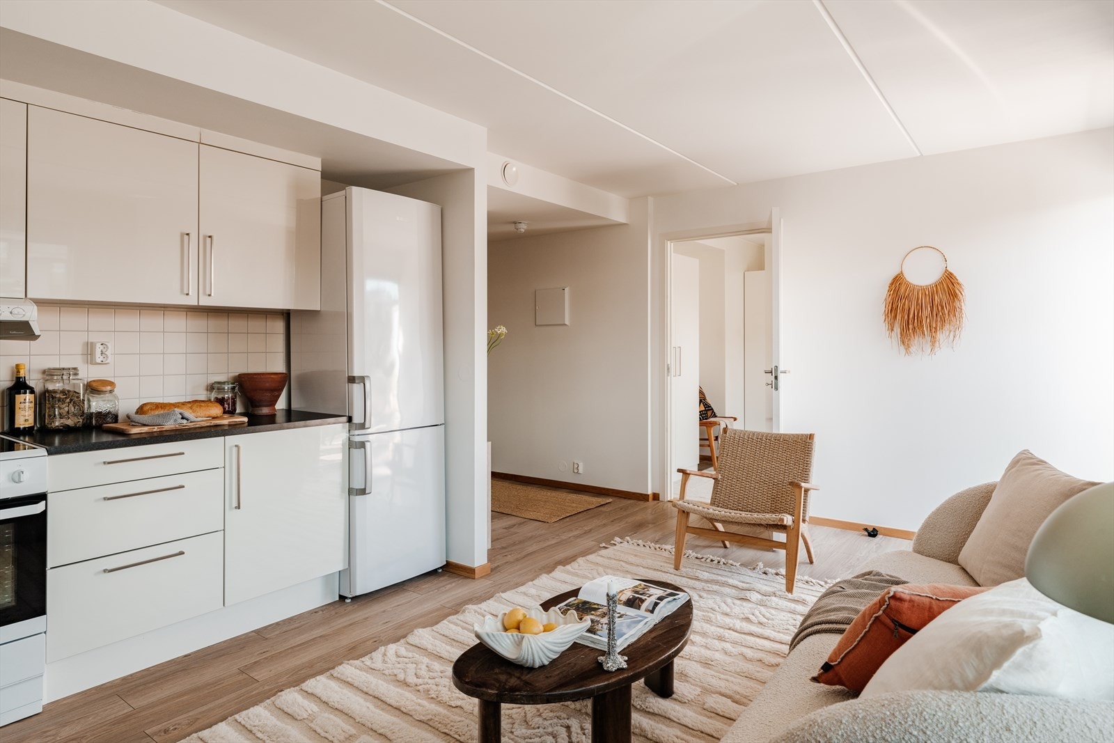 Hele leiligheten er malt i lune og behagelig farger, med pent laminatgulv. Boligen har mekanisk ventilasjon som sikrer et godt inneklima. Galleribilde