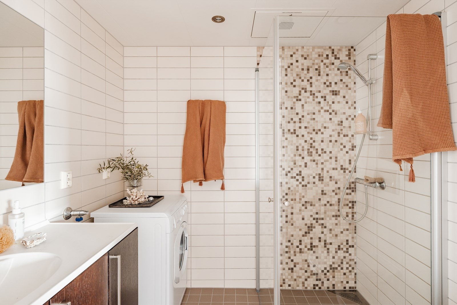Badet er fra 2012 og fremstår som moderne og innbydende, med stilrene overflater, behagelig gulvvarme og downlights i taket. Galleribilde