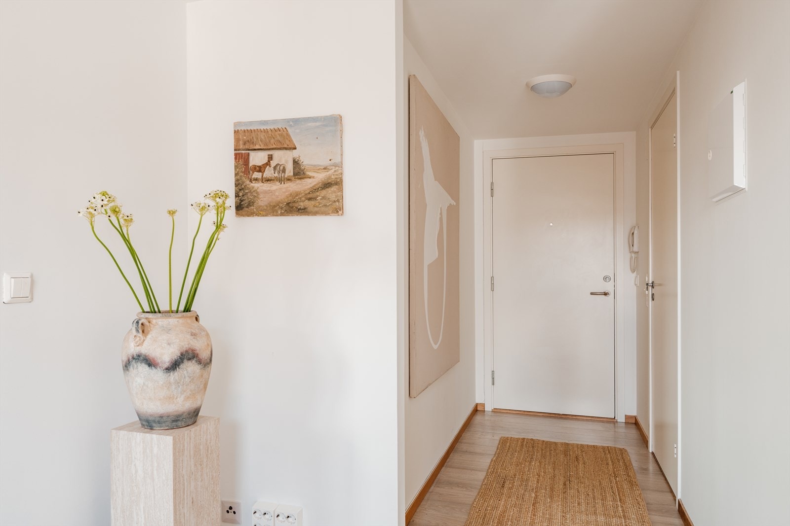Innbyende entré med god plass til å henge fra seg yttertøy og sette fra seg skoene. Velkommen inn! Galleribilde