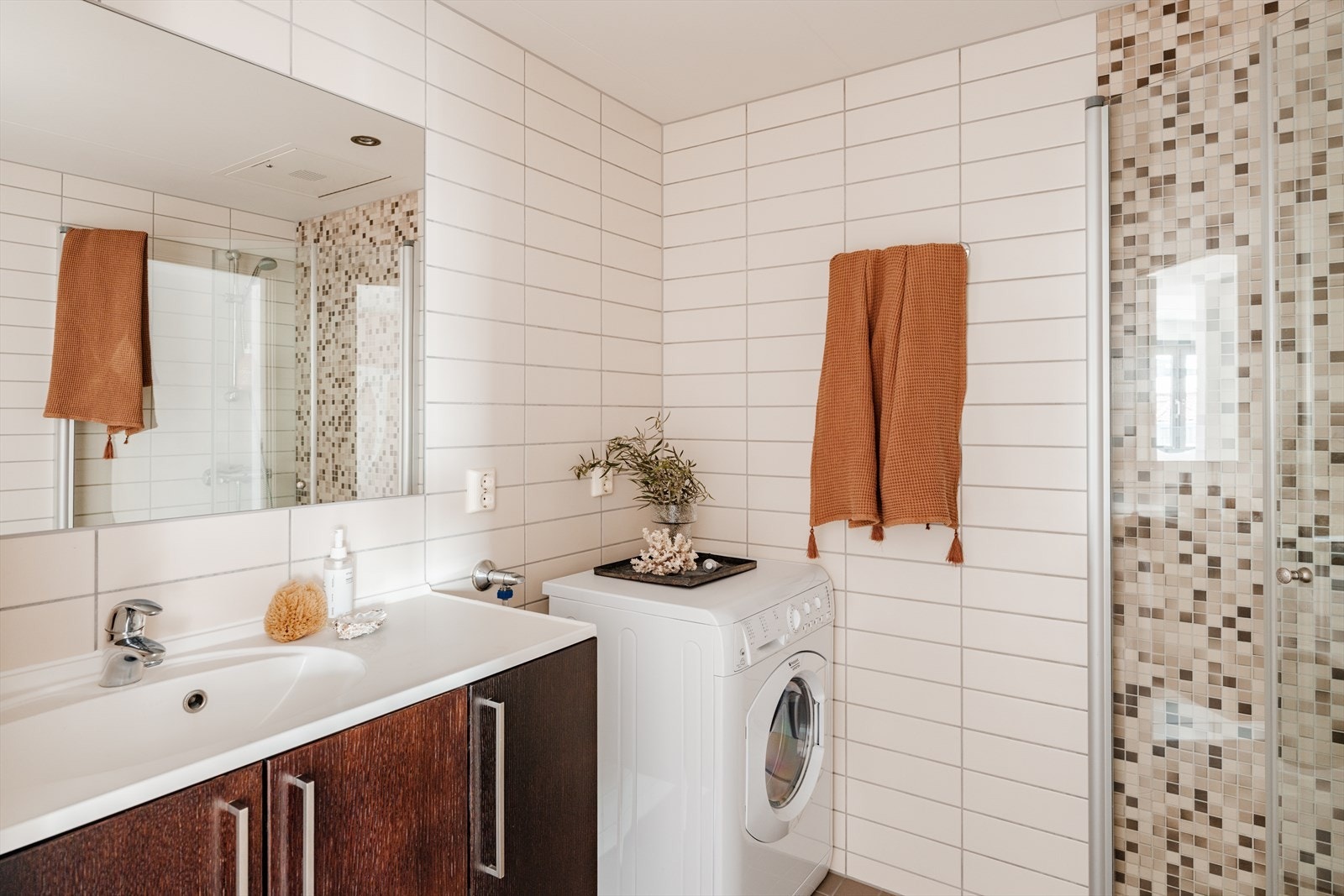 Badet har opplegg for vaskemaskin, og det er plass til tørketrommel. Galleribilde