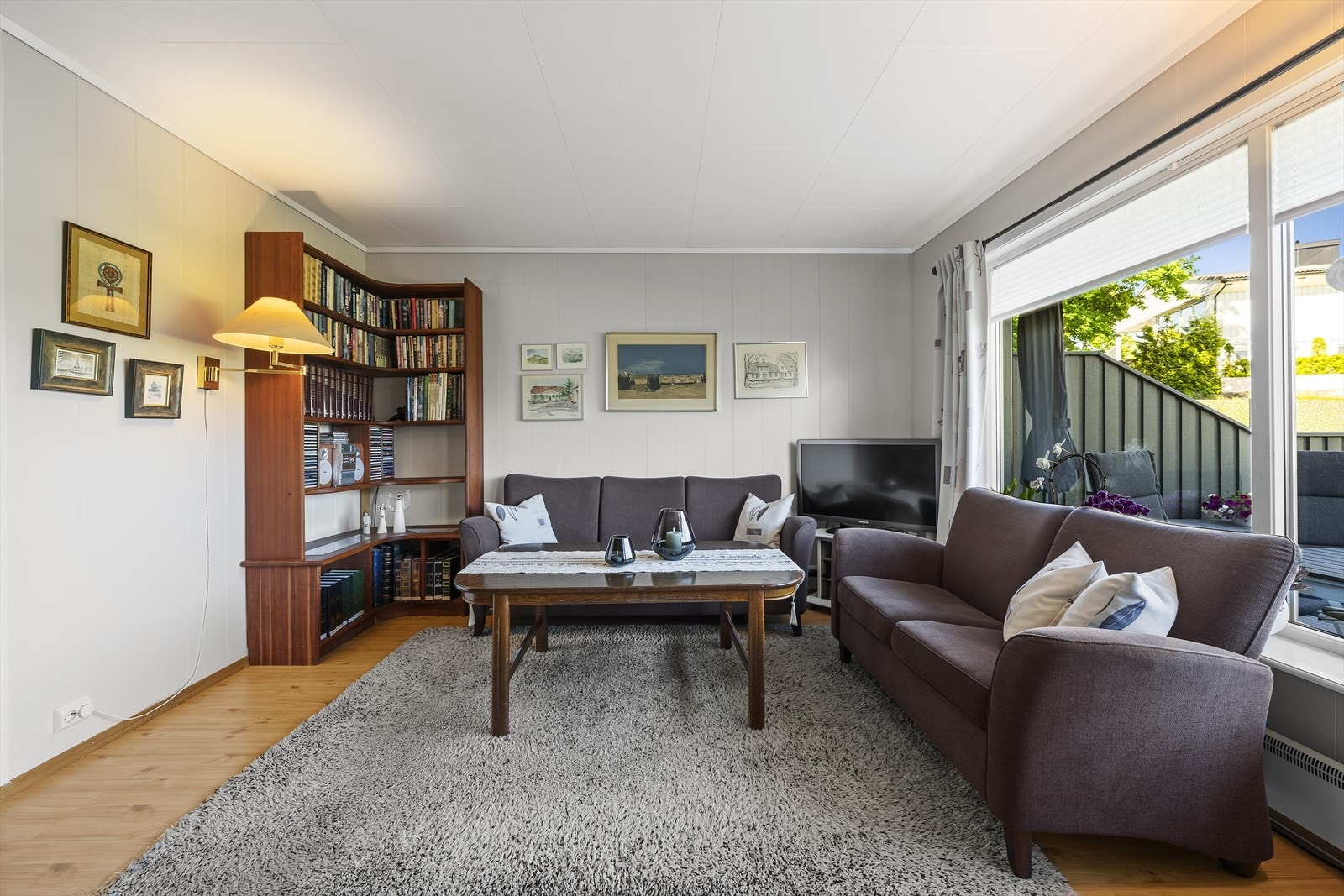 Stuen har god veggplass og har flere møbeleringsalternativer med god plass til både sofagruppe og spisestue Galleribilde
