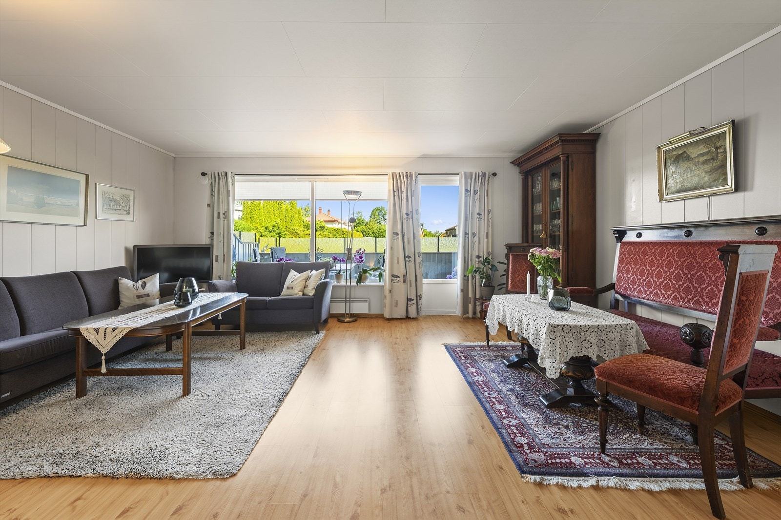 Boligen har en romslig stue med utgang til terrasse Galleribilde