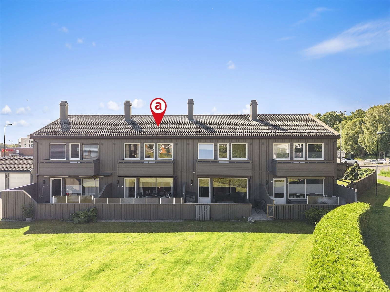 Praktisk rekkehus med fin sentral beliggenhet på Hovland. Flott utsyn over stort felles uteområde fra boligen Galleribilde