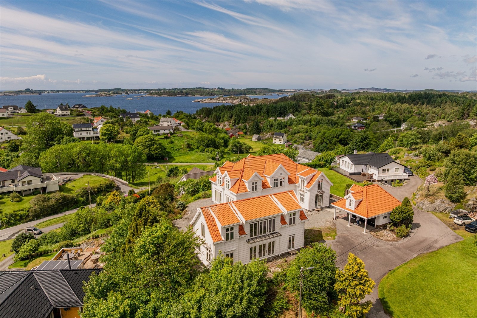 Stor tomt på hele 1915 kvm som stor grad er terrengtilpasset Galleribilde